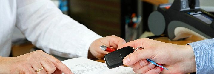Autoschlüssel werden nach Unterschrift von Vertrag übergeben
